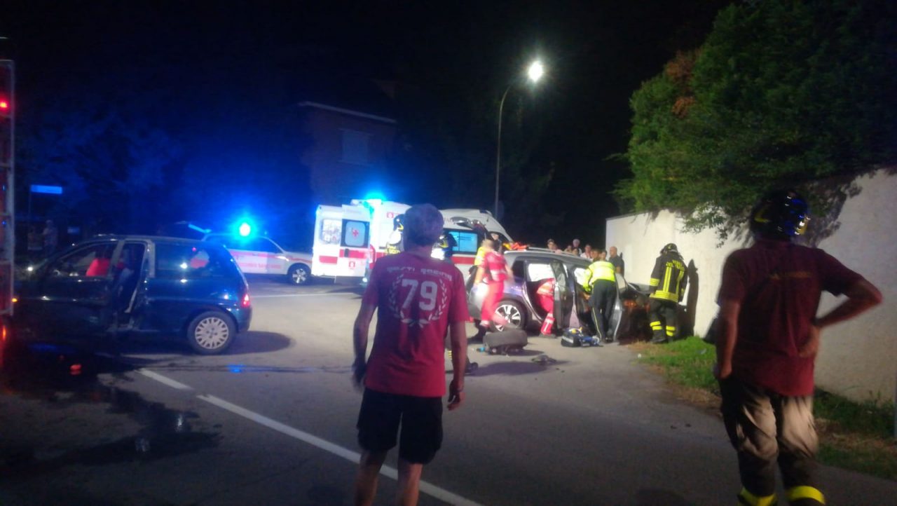 Parabiago, grosso scontro tra due auto in via Brescia