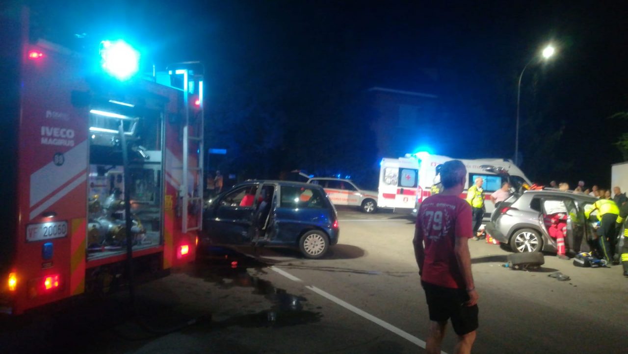 Grosso scontro tra due auto a Parabiago – LE FOTO