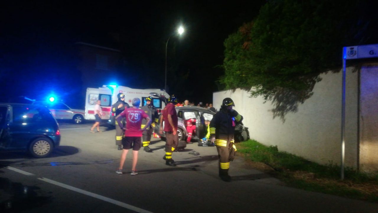 Parabiago, grosso scontro tra due auto in via Brescia