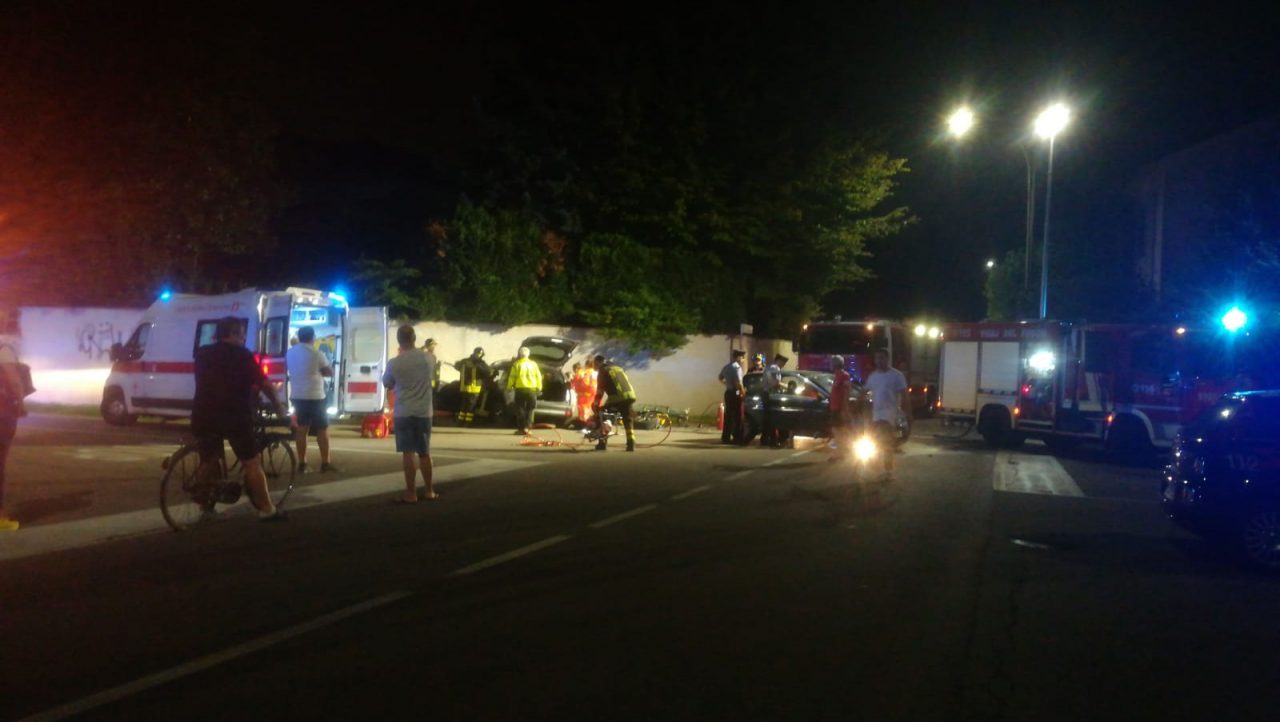 Parabiago, grosso scontro tra due auto in via Brescia