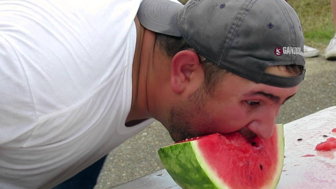 Sfida di mangiatori di anguria a Gudo Visconti