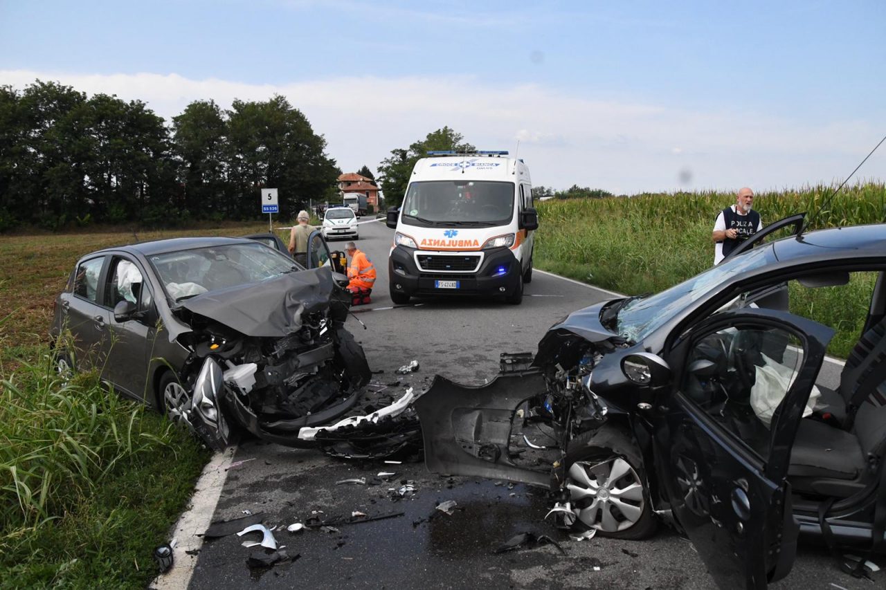 Scontro frontale tra due auto: una donna è grave FOTO e VIDEO