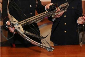 A spasso per Samarate con balestra e freccia: denunciato