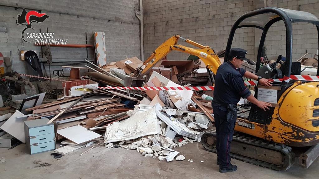 Rifiuti abbandonati abusivamente, sequestrato capannone a una società edile