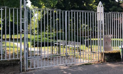 Vandali ai giardinetti, spaccato un cancello