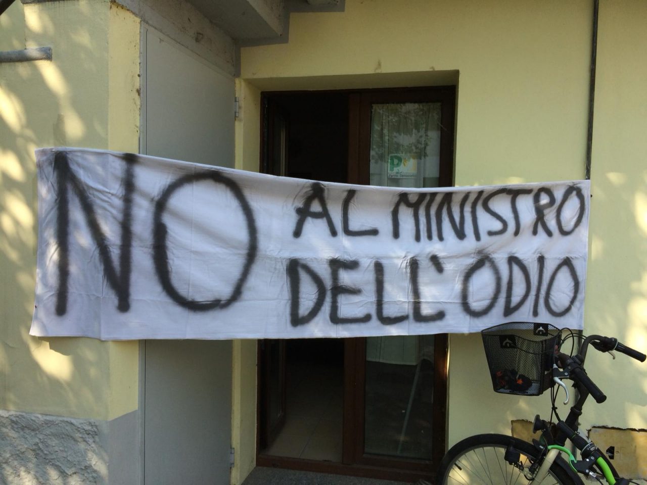 Matteo Salvini contestato con striscioni dal Pd Nerviano