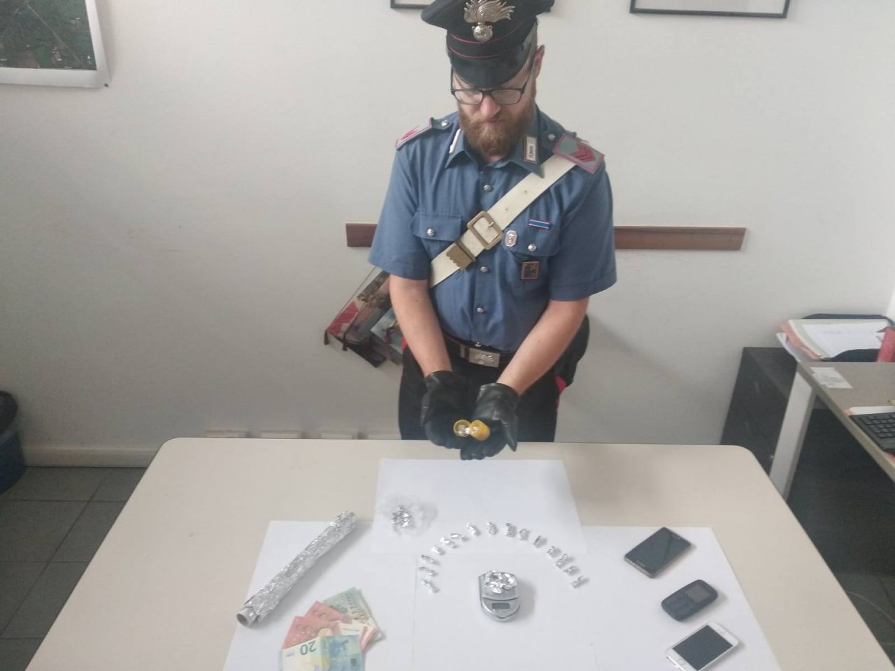 Nasconde la cocaina nelle sorprese degli ovetti Kinder: arrestato