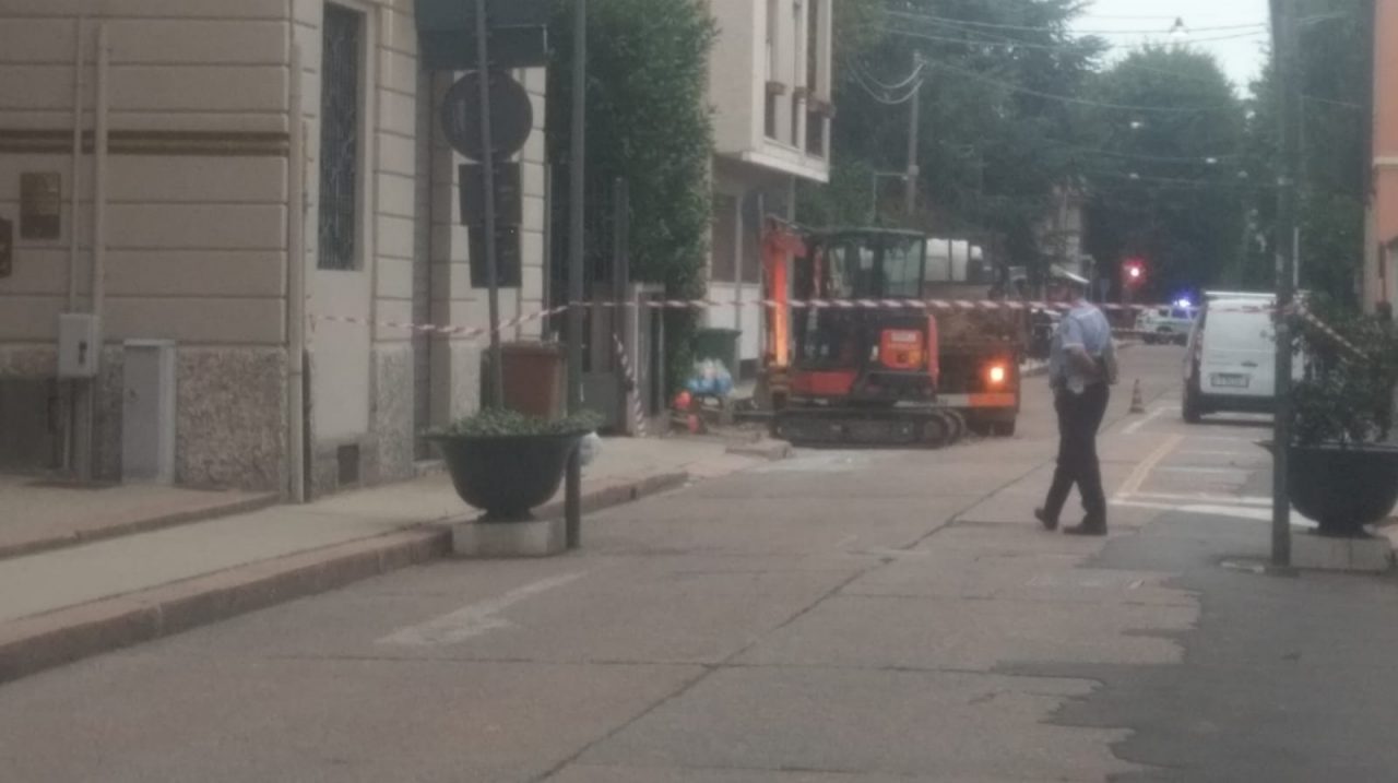 Fuga di gas in centro a Saronno, strada chiusa