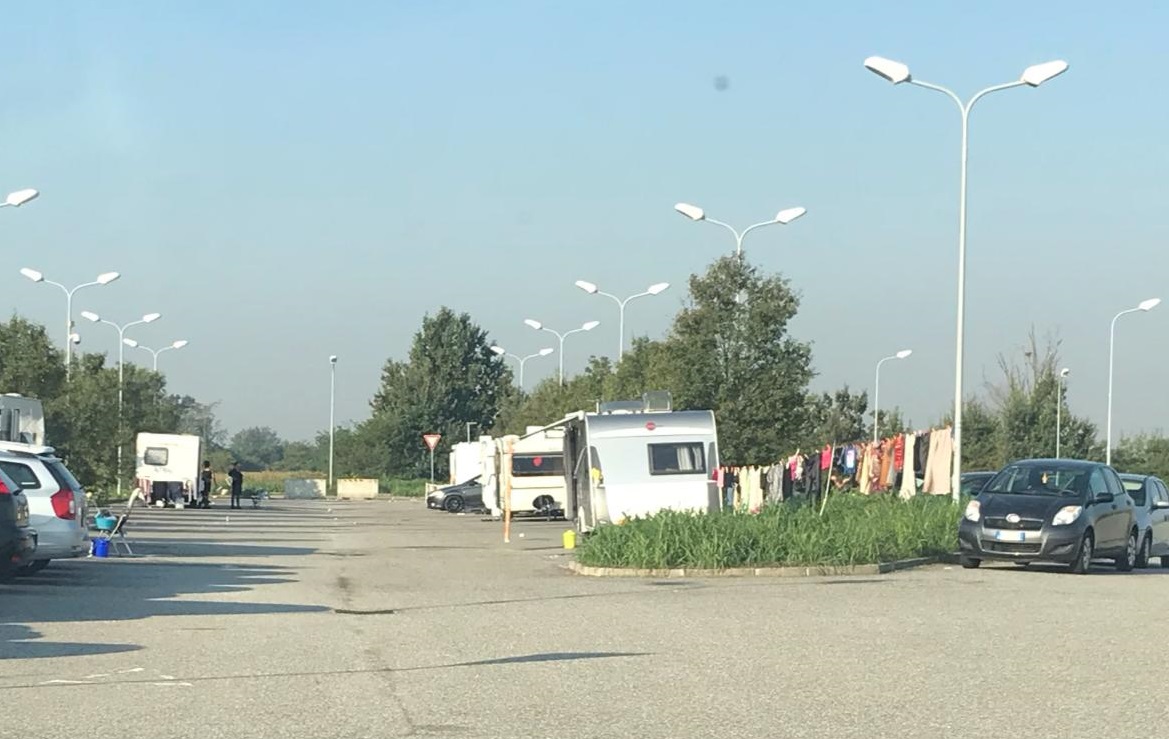 Albairate, nomadi di nuovo alla stazione. FOTO