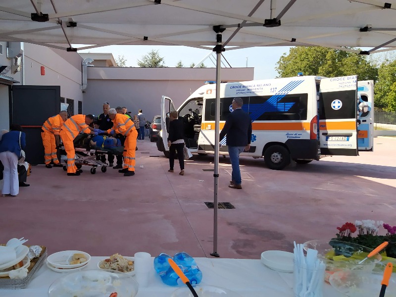 Malore dopo il taglio del nastro della farmacia