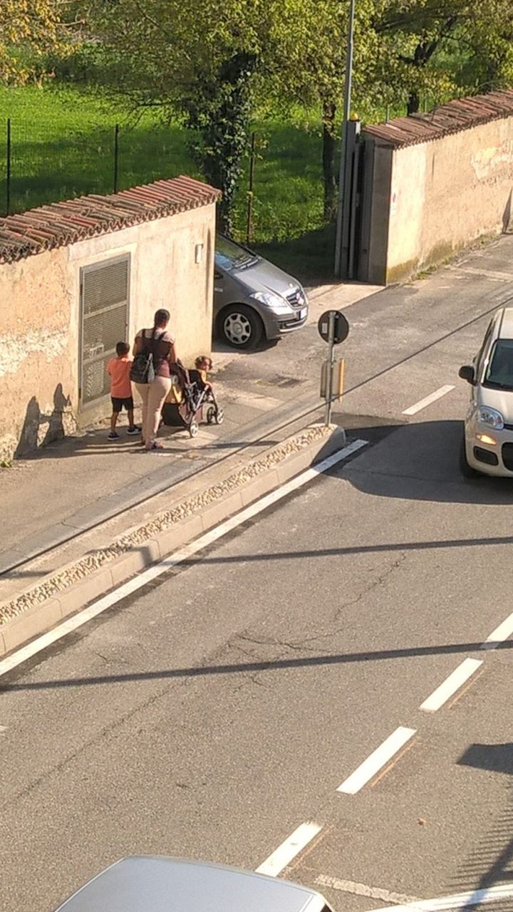 https://primamilanoovest.it/cronaca/via-filippetti-quanti-pericoli-per-pedoni-e-ciclisti/