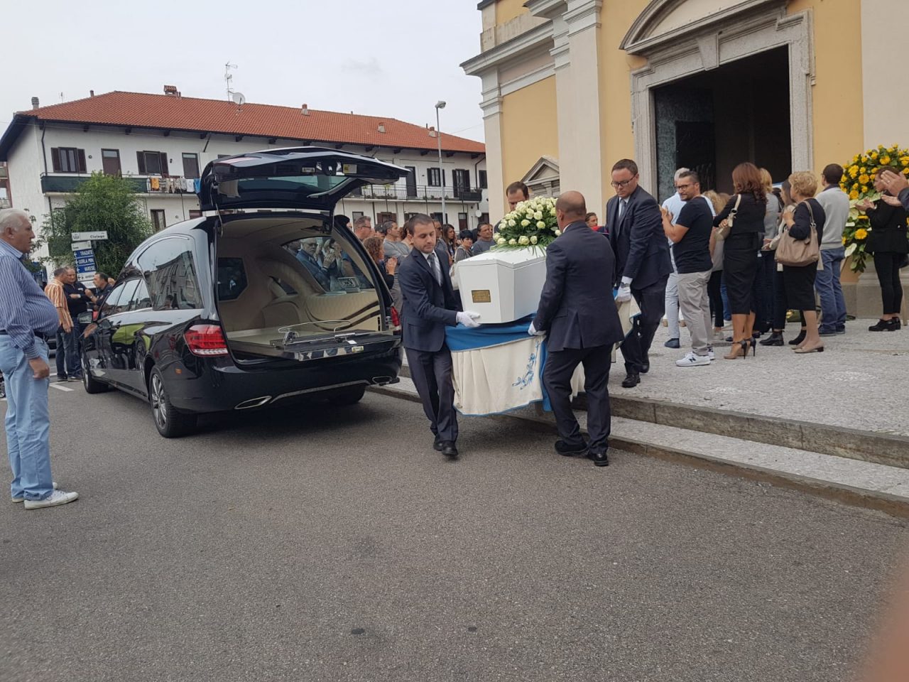 Folla a Marnate per l’ultimo saluto a Davide Misto