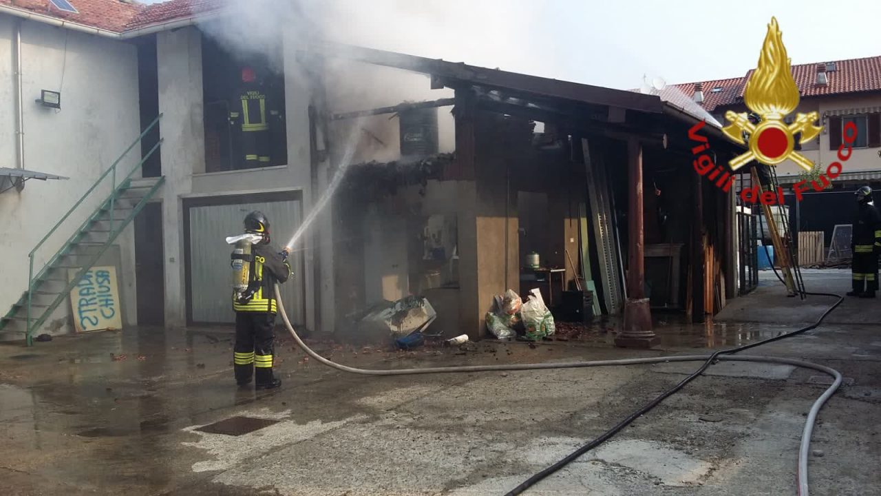 Incendio legnaia a Mozzate FOTO