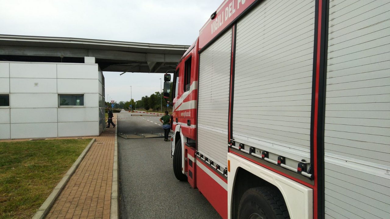 Camion della spazzatura danneggia la guardiania dell’ospedale di Legnano