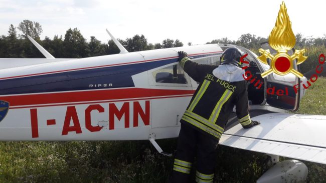 Aeromobile compie un atterraggio di emergenza a Casnate