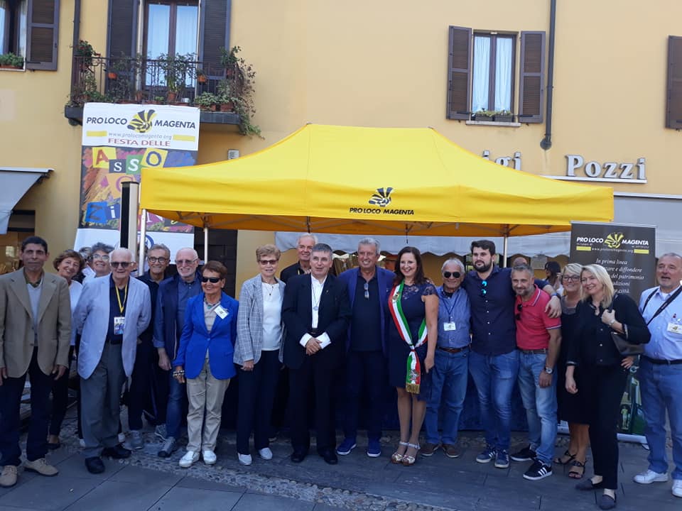 Una firma storica durante la festa delle associazioni