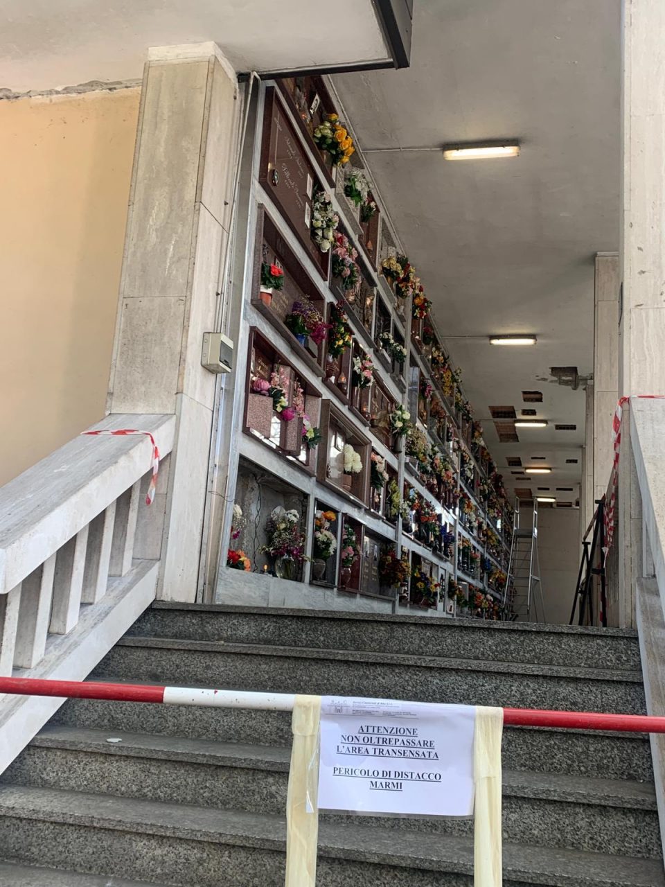 Cimitero di Mazzo: Vietato pregare sulle tomba dei defunti, “Pericolo caduta marmi”
