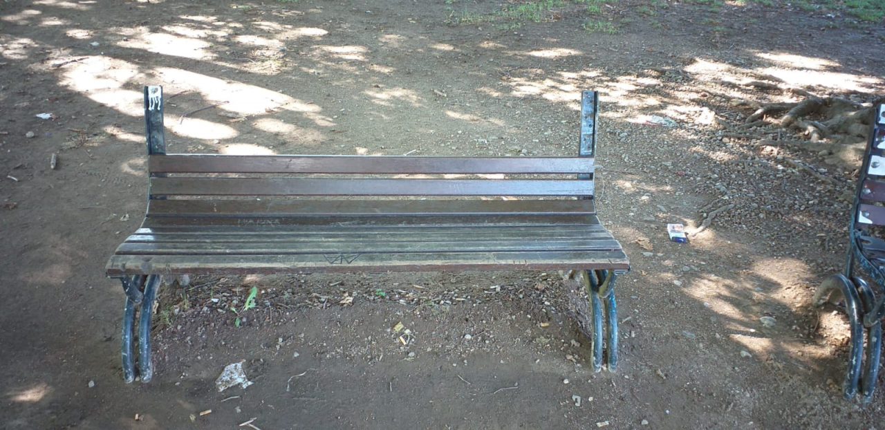 Vandali a Cislago: distrutte le panchine del parco di Castelbarco