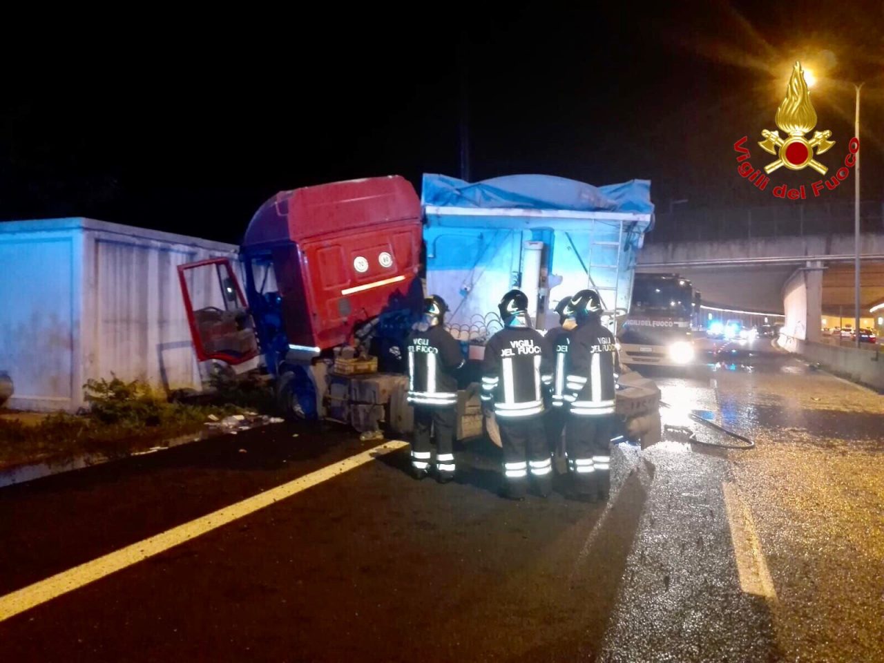 Mezzo pesante finisce contro un muro sulla superstrada della Malpensa