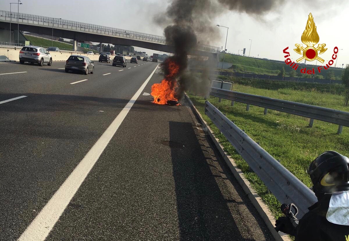 Moto in fiamme lungo la A9 Milano-Como-Chiasso