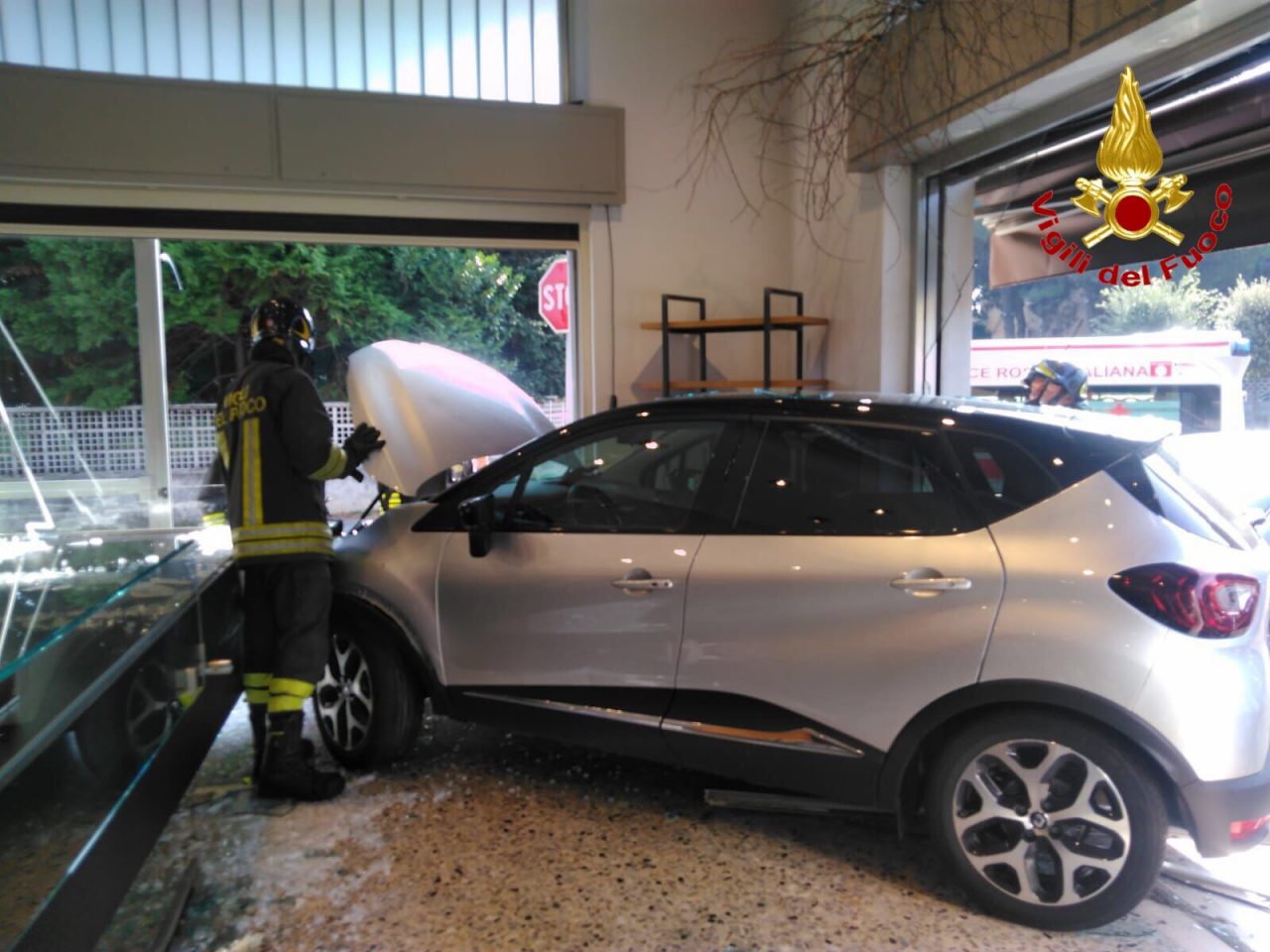Auto perde il controllo e finisce in un negozio