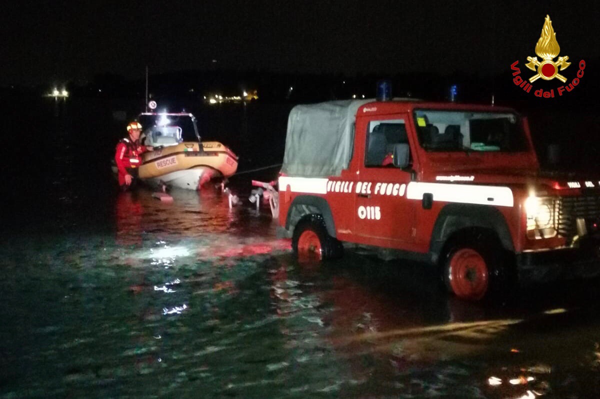 Ubriaco dopo la grigliata si butta in acqua e muore nel lago di Monate FOTO