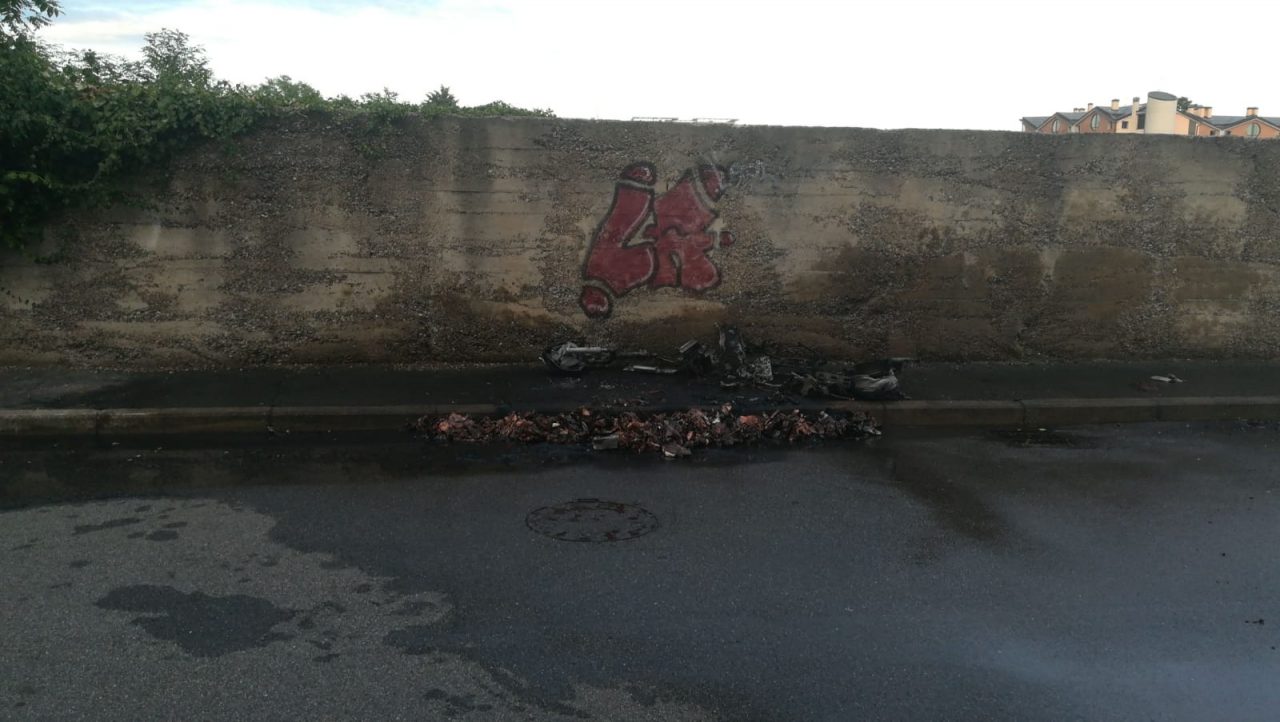 Motorino in fiamme, intervengono i Vigili del fuoco