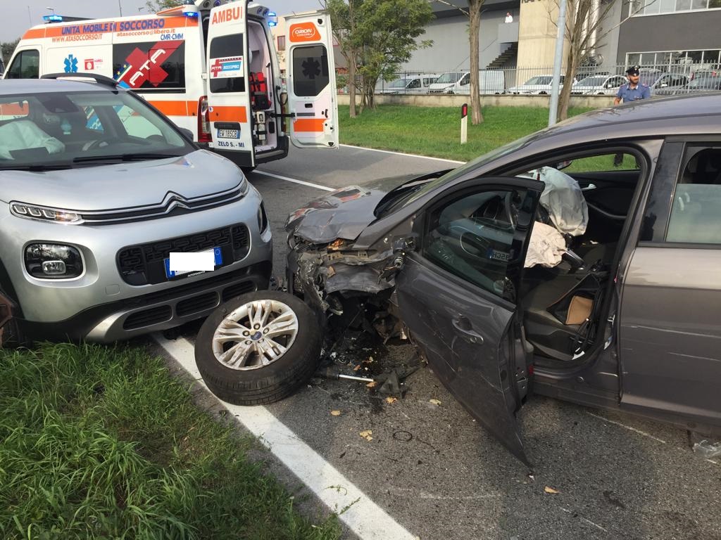 Scontro tra quattro mezzi a Vigano di Gaggiano