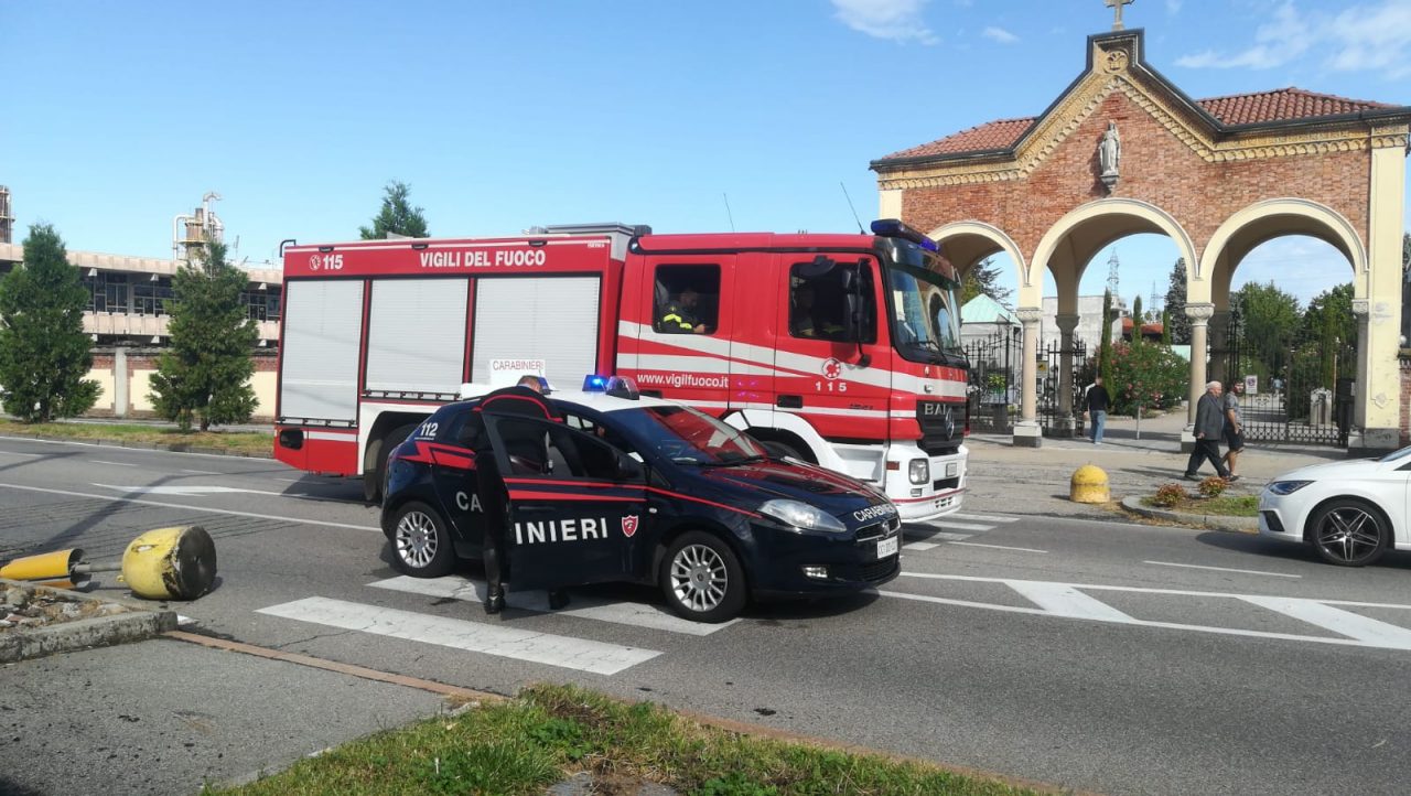 Auto contro panettone, paura per una 20enne FOTO GALLERY