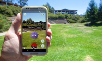 Gioca a Pokémon e lo scambiano per un malvivente