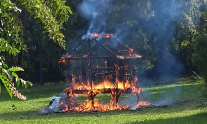 Vandali bruciano la casetta del rione Mornera