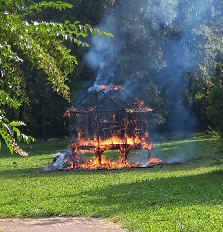 Vandali bruciano la casetta del rione Mornera