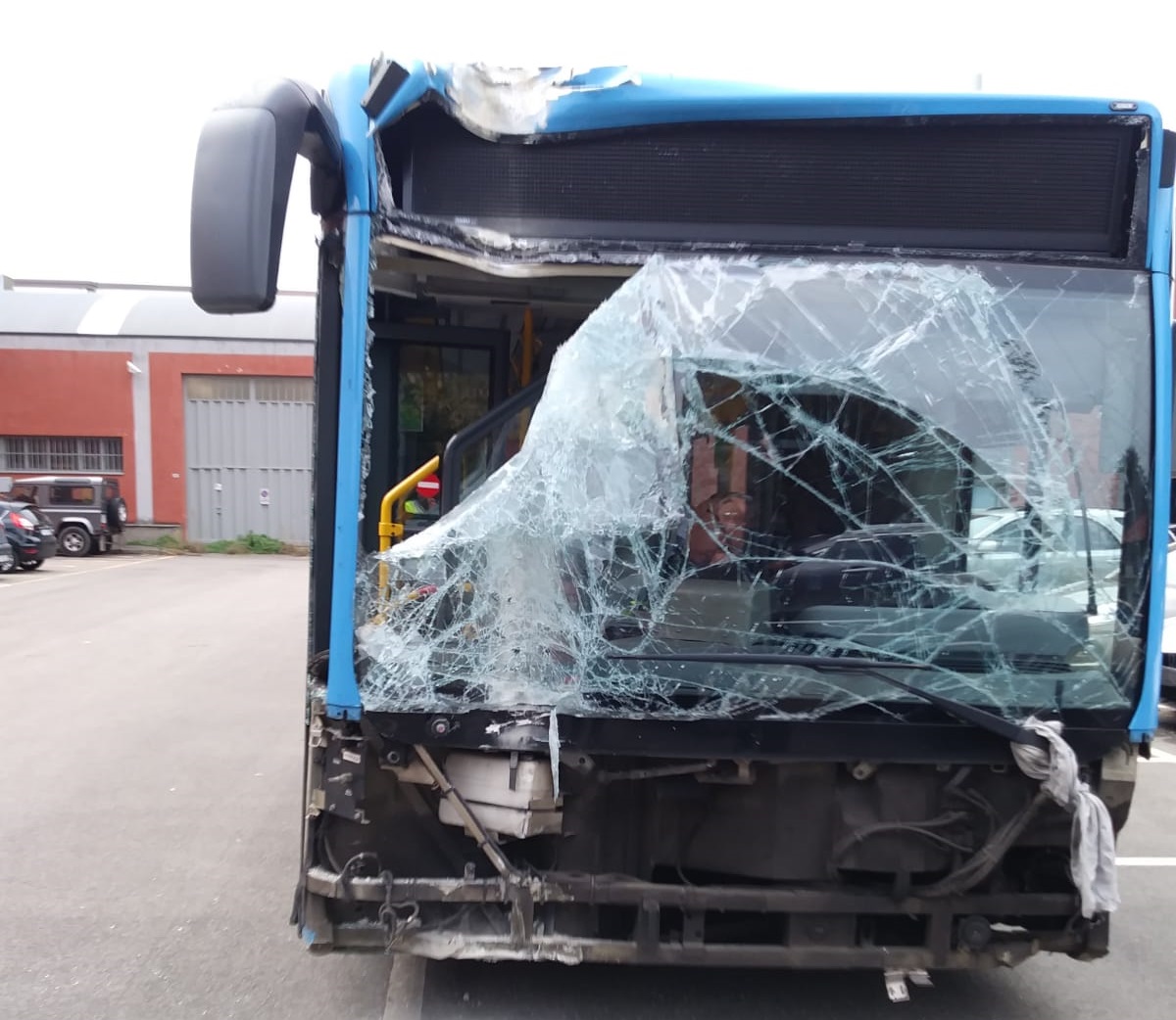 Pullman abbatte lampione di cemento: due case senza luce FOTO