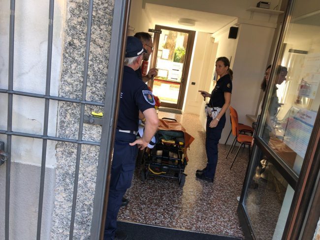 Assistente sociale aggredita: “Episodio figlio della campagna vergognosa su Bibbiano”