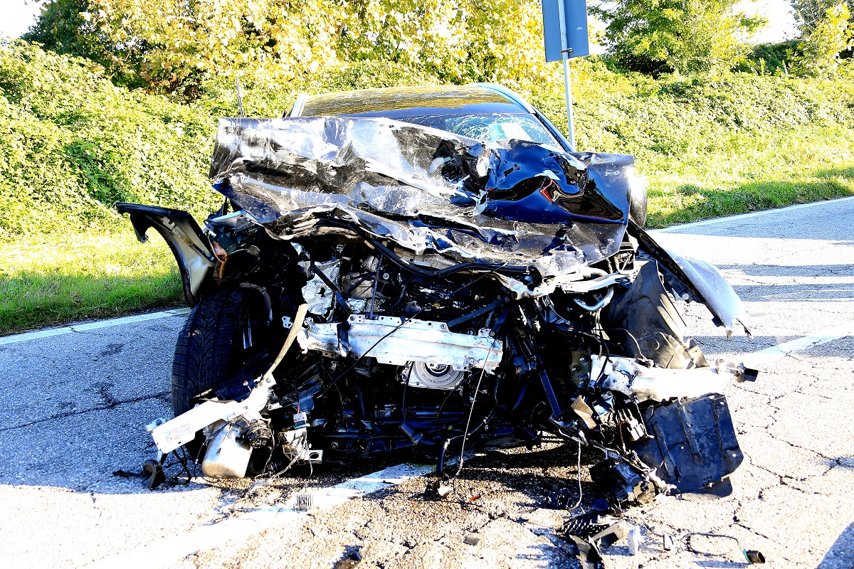 Gaggiano, scontro tra Mercedes e furgone sulla Sp38