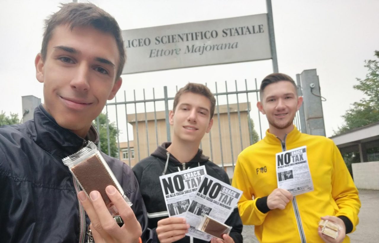 Tassa sulle merendine: la Lega le regala fuori da scuola