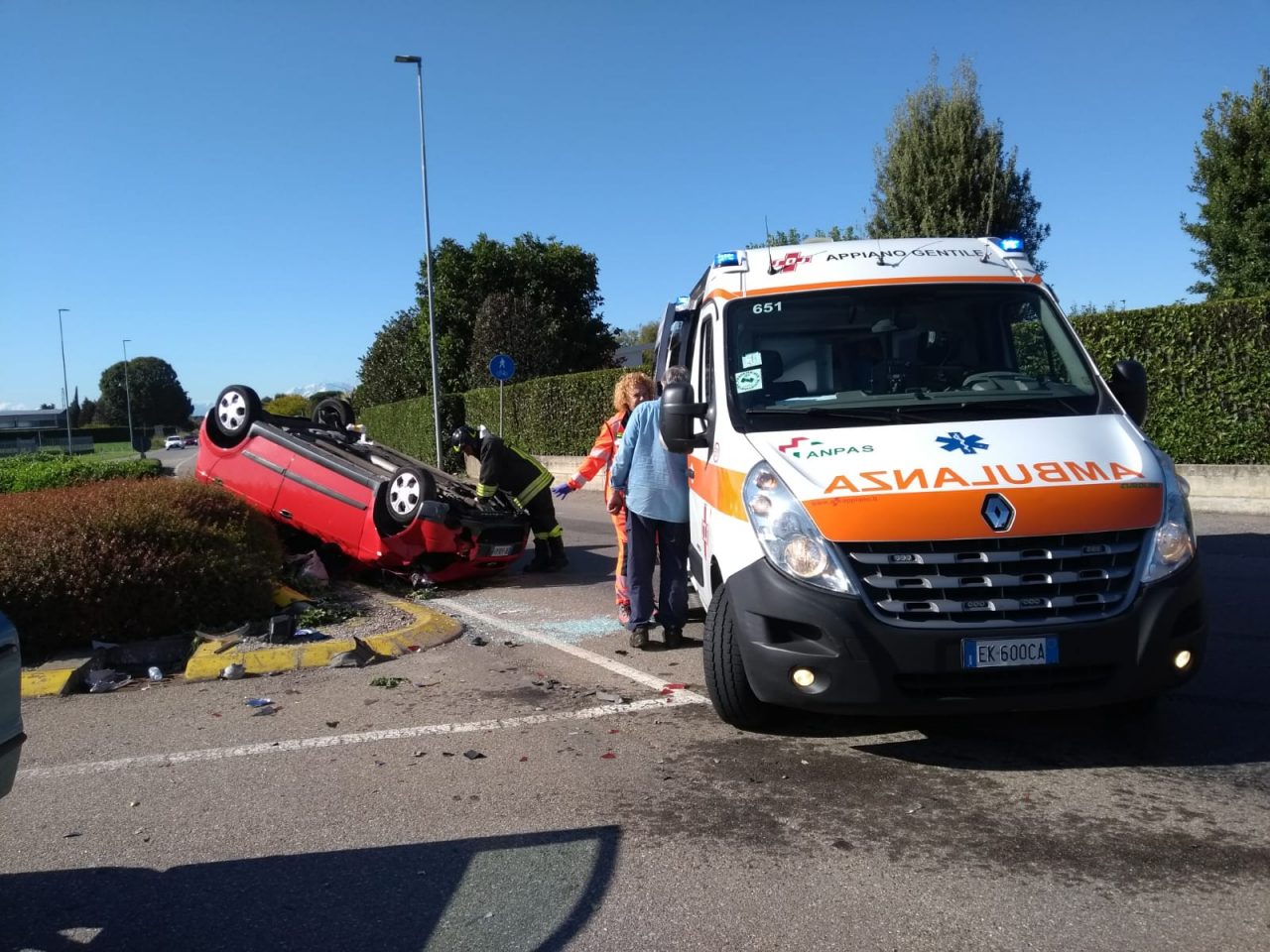 Auto si ribalta a Cirimido: quattro persone coinvolte