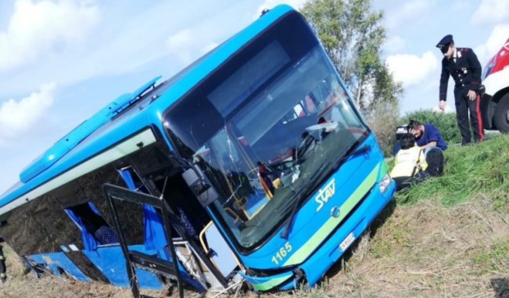 Bus della Stav di Vigevano carico di studenti ribaltato: IL VIDEO