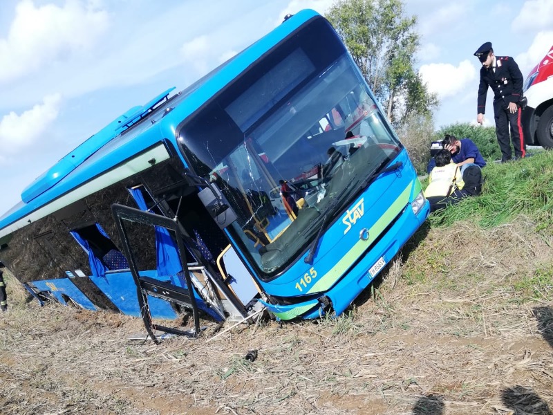 Pullman con studenti fuori strada, è maxiemergenza