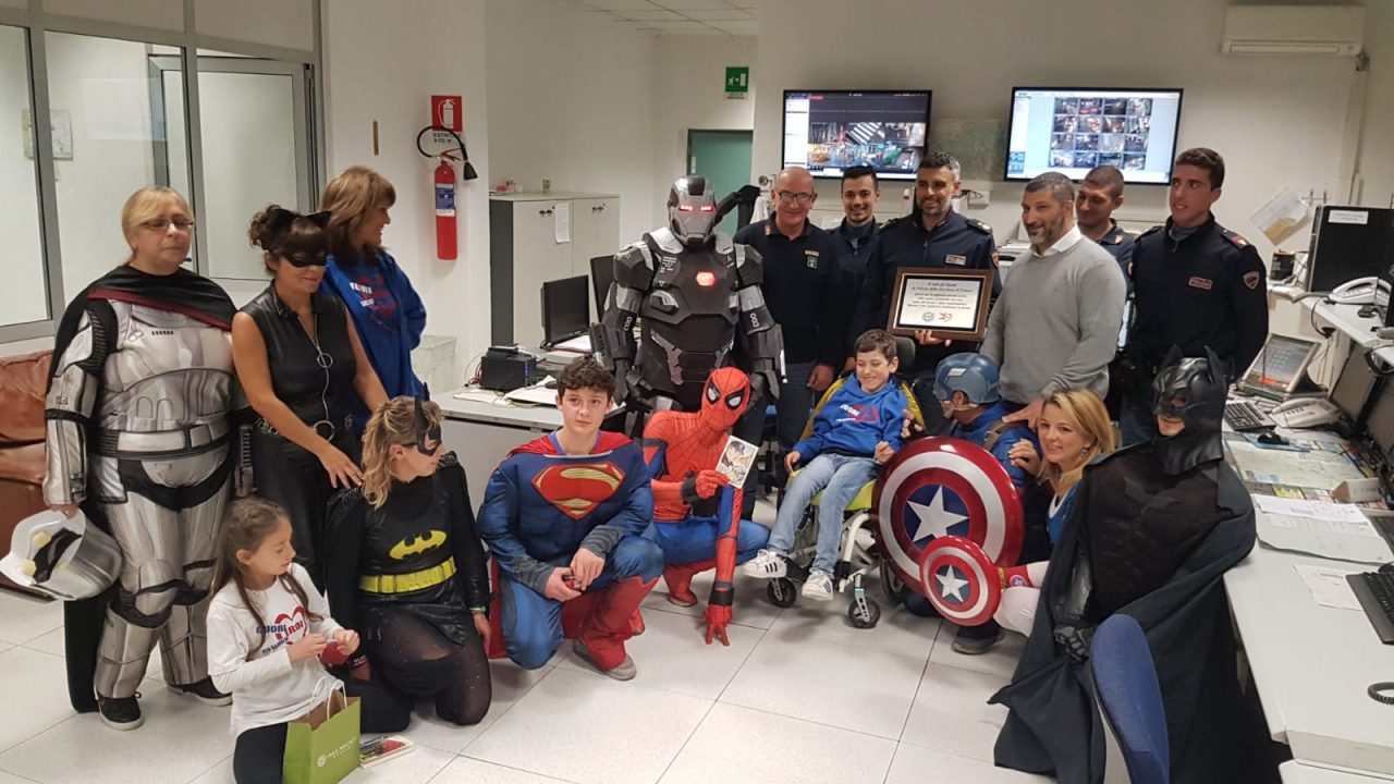 supereroi in questura a varese