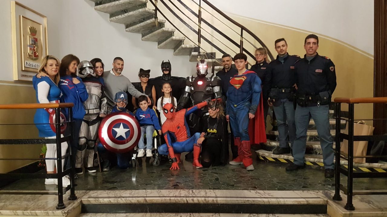 supereroi in questura a varese