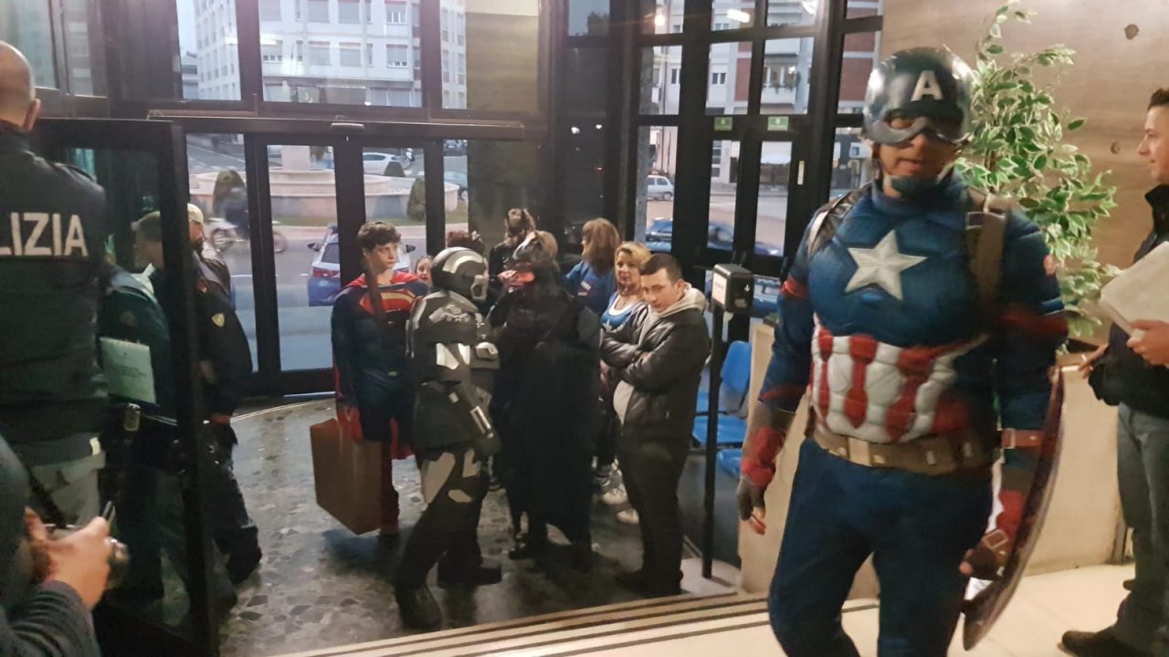 supereroi in questura a varese