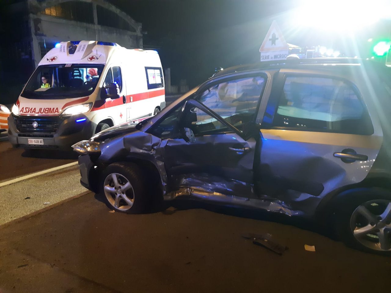 Incidente sul sempione tra una volante dei carabinieri e un'auto a san vittore olona