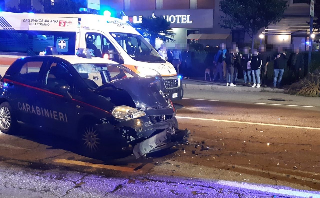 Incidente sul Sempione tra un’auto e una pattuglia dei carabinieri FOTO