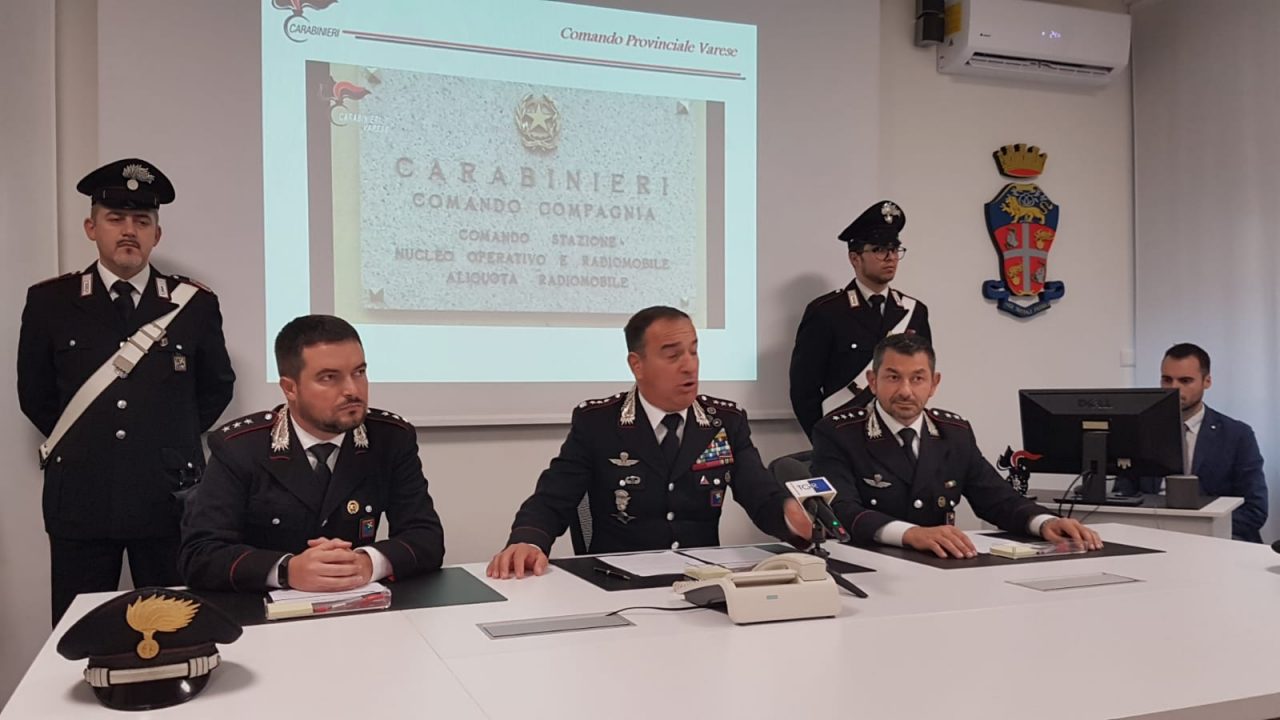Fa incendiare l’auto della ex e sequestra un testimone, arrestati stalker e 4 complici