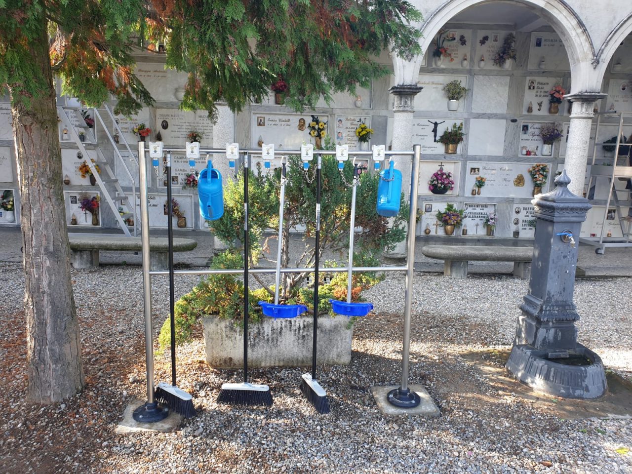 Troppi furti: al cimitero di Venegono arrivano le gettoniere