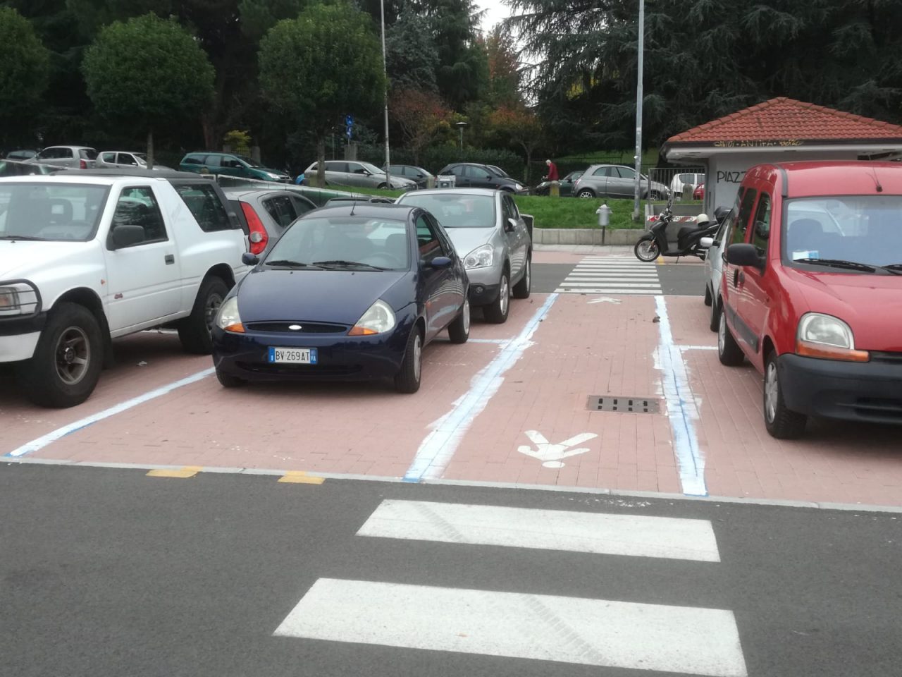 strisce blu cancellate in piazza dei mercanti a saronno