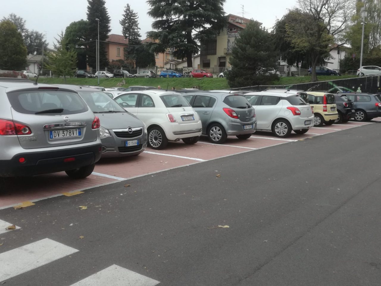 strisce blu cancellate in piazza dei mercanti a saronno