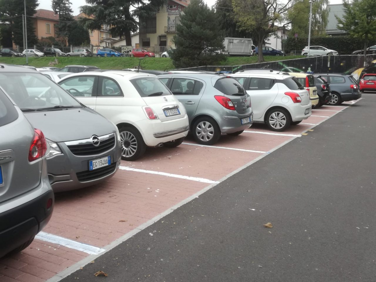 strisce blu cancellate in piazza dei mercanti a saronno