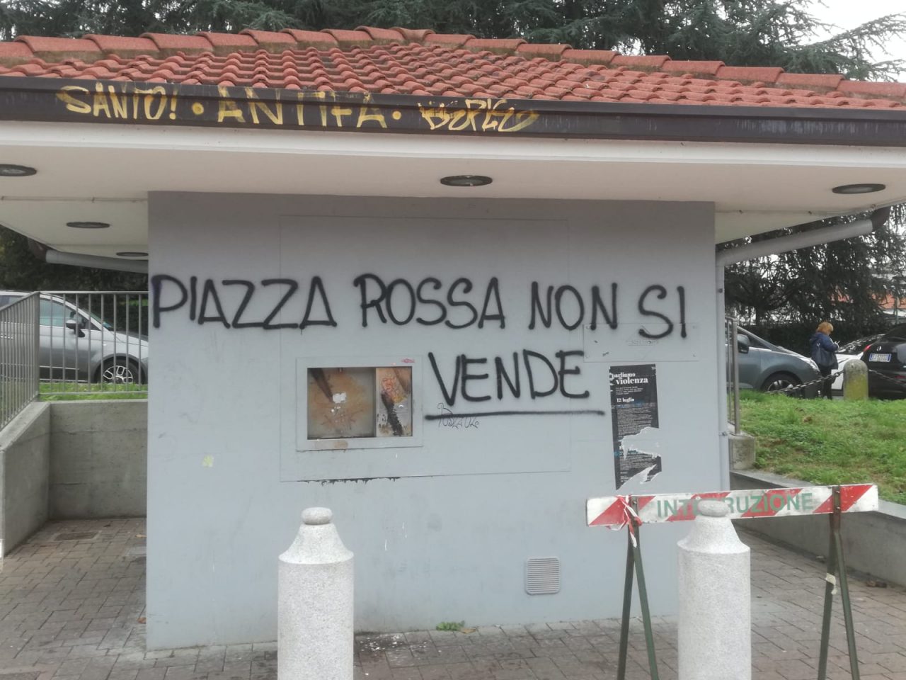 Strisce blu in Piazza dei Mercanti addio: “Piazza rossa non si vende” FOTO